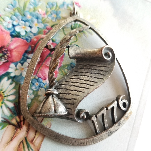 Vintage 1776 Declaration of Independence pendant silver tone - Picture 4 of 7